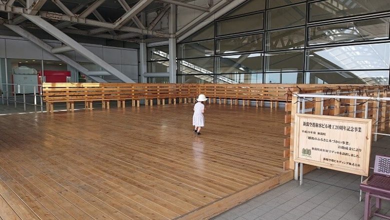 新潟空港木製デッキ
